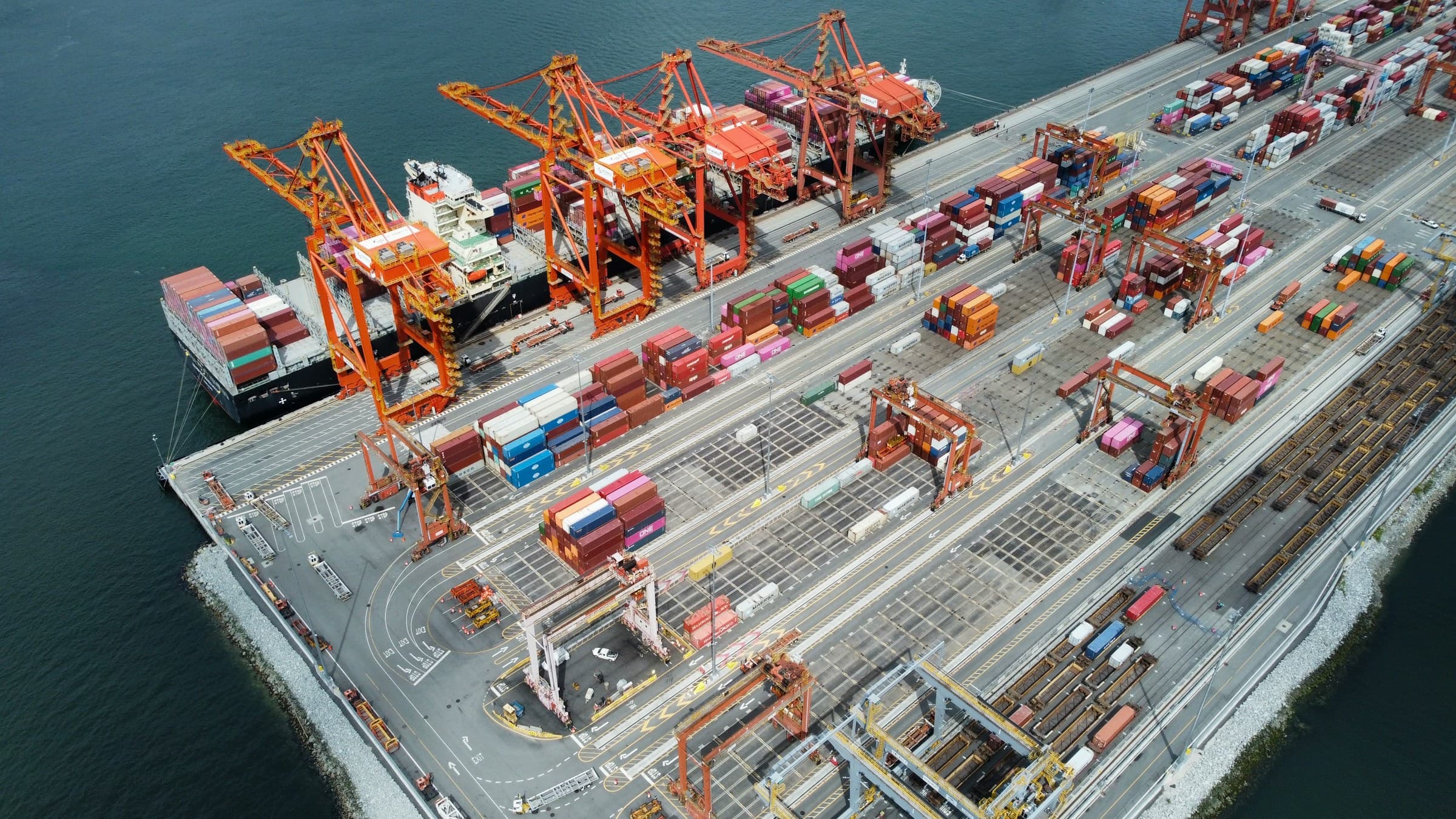 A container port organized as an operating grid
